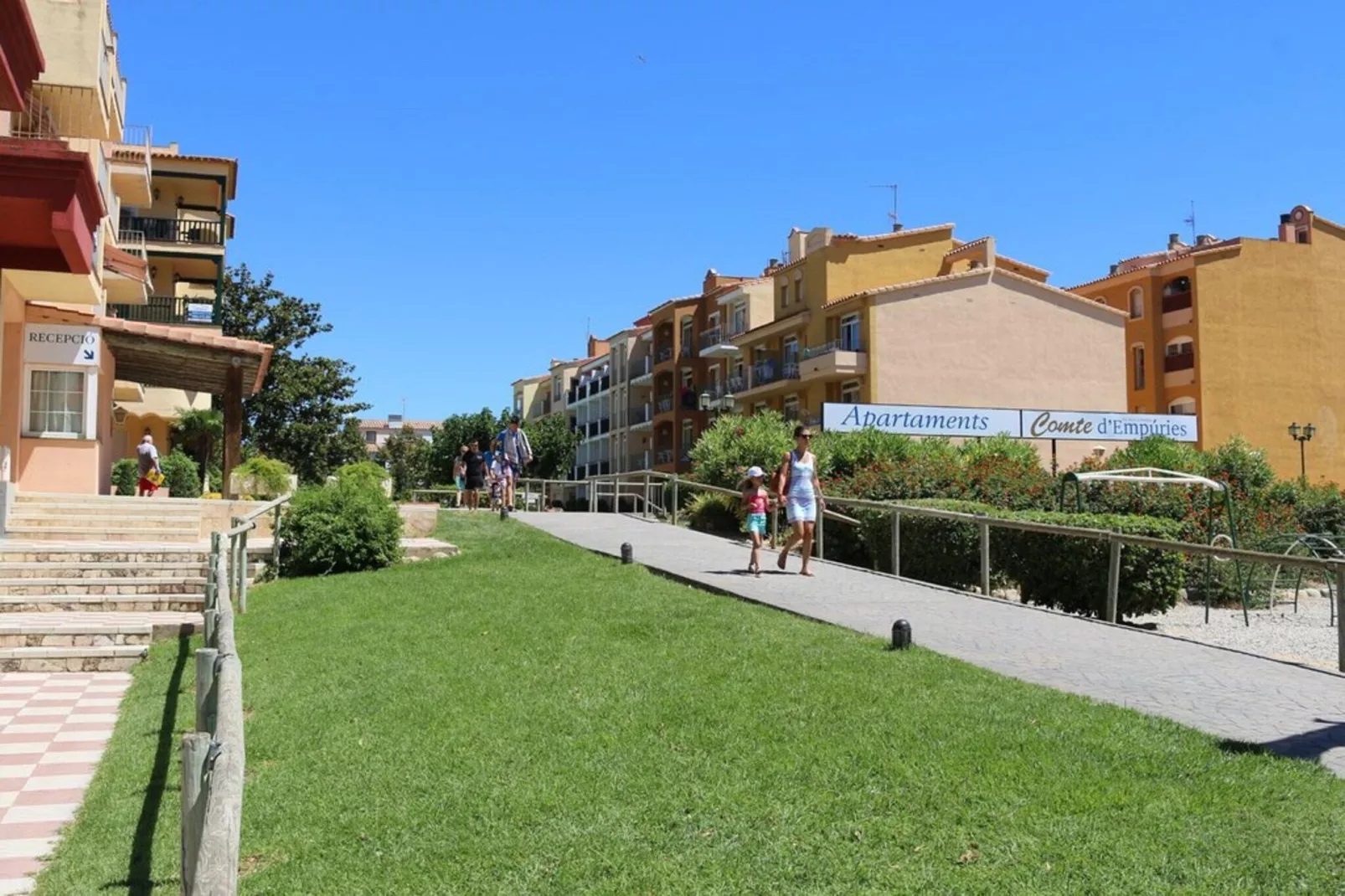 APARTAMENTOS COMTE D'EMPURIES B24-Tuinen zomer