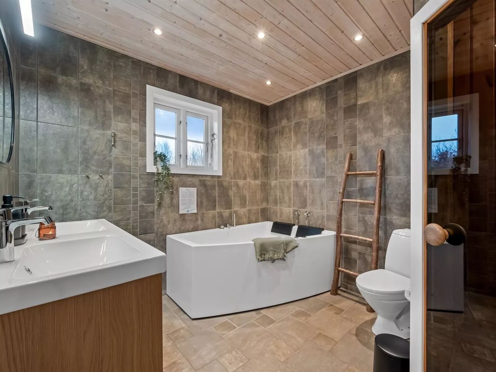 "Gunwald" - 1km to the fjord-Binnen