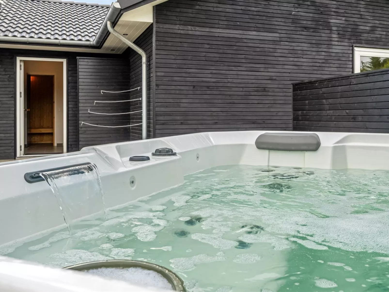 "Frederikke" - 990m from the sea-Binnen