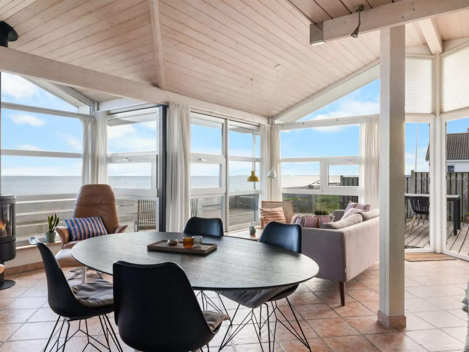 "Amila" - 10m from the sea-Binnen