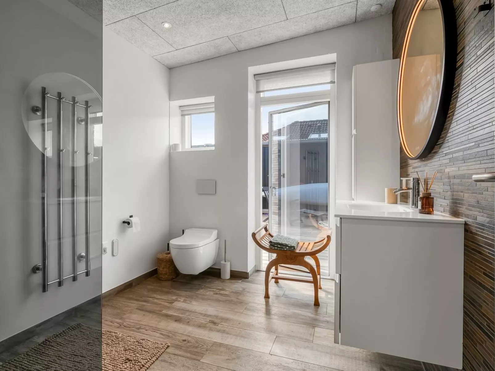 "Bondi" - 75m from the sea-Binnen