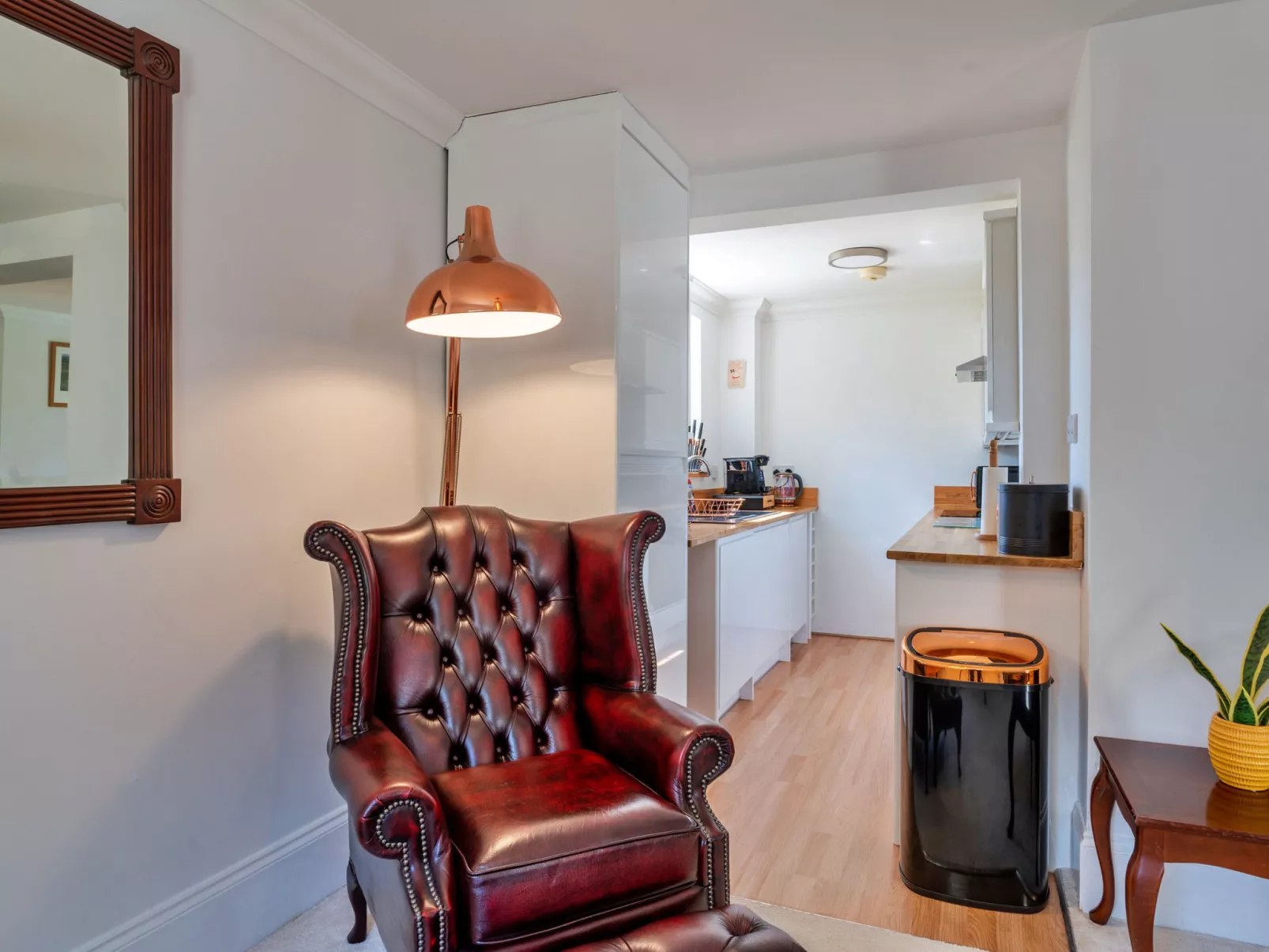 Nicely Tucked Away Cottage-Binnen