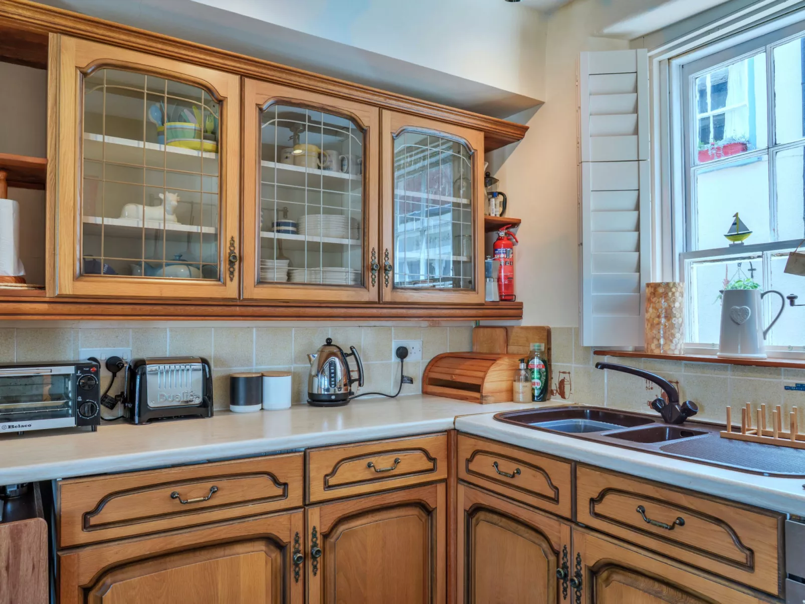 April Cottage-Binnen