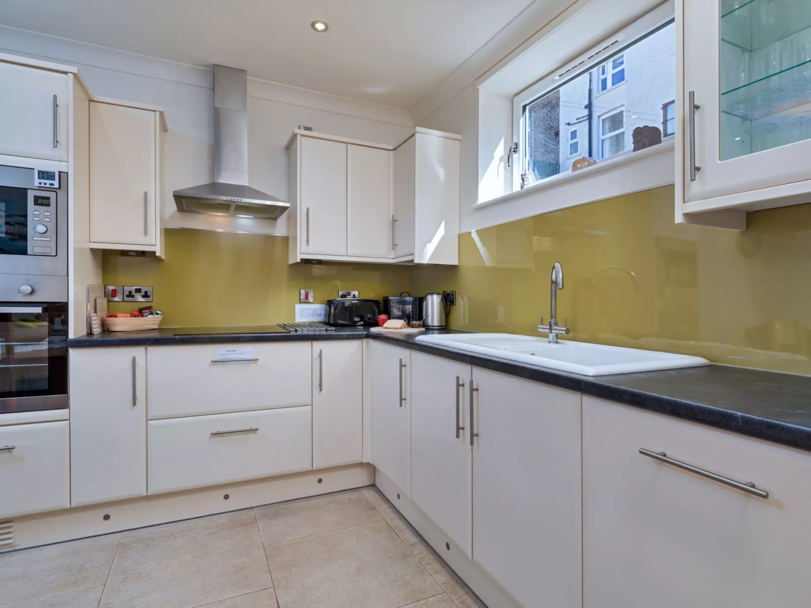 The Boat House - Binnen