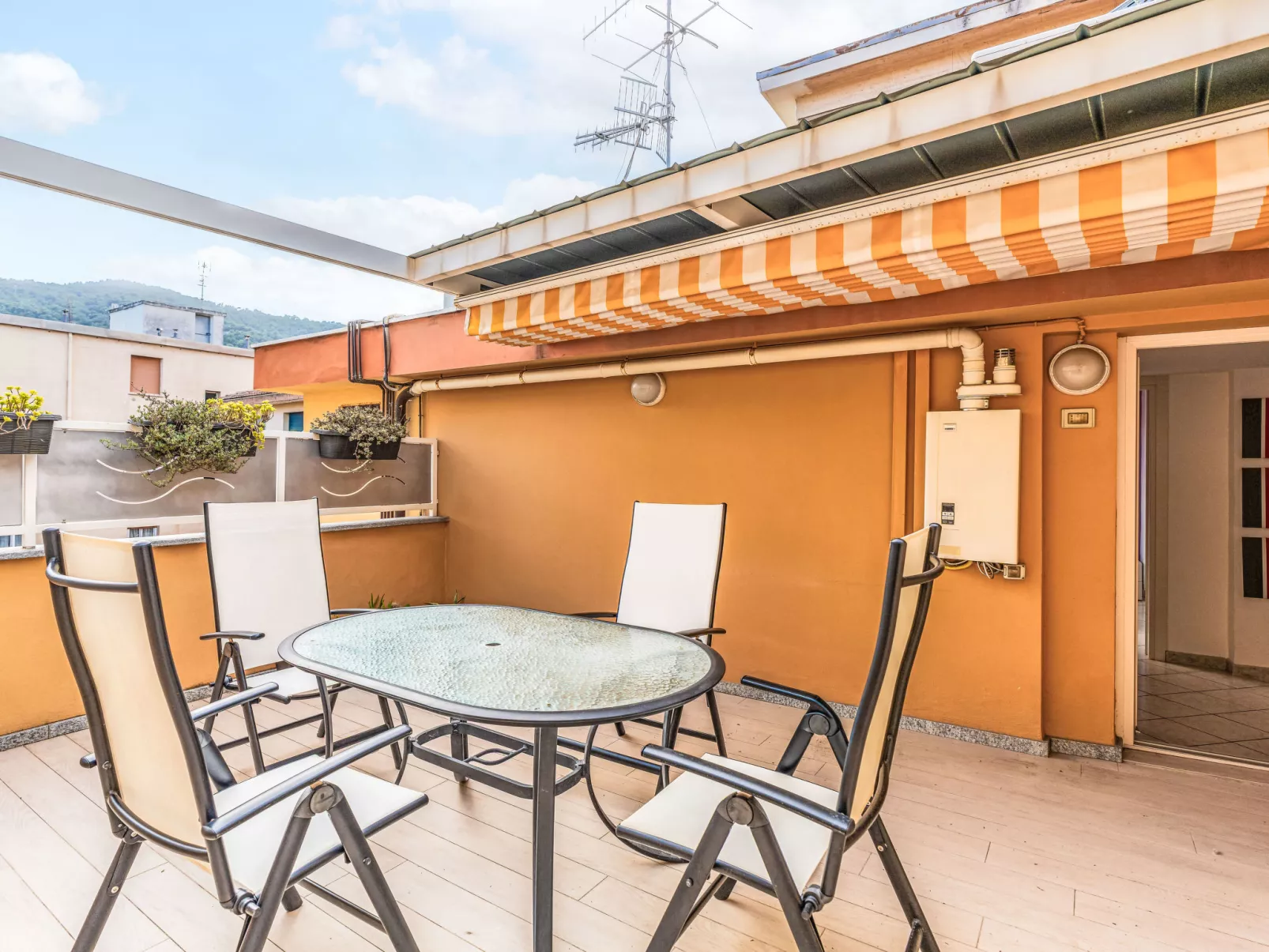 By Center and Sea-Buiten