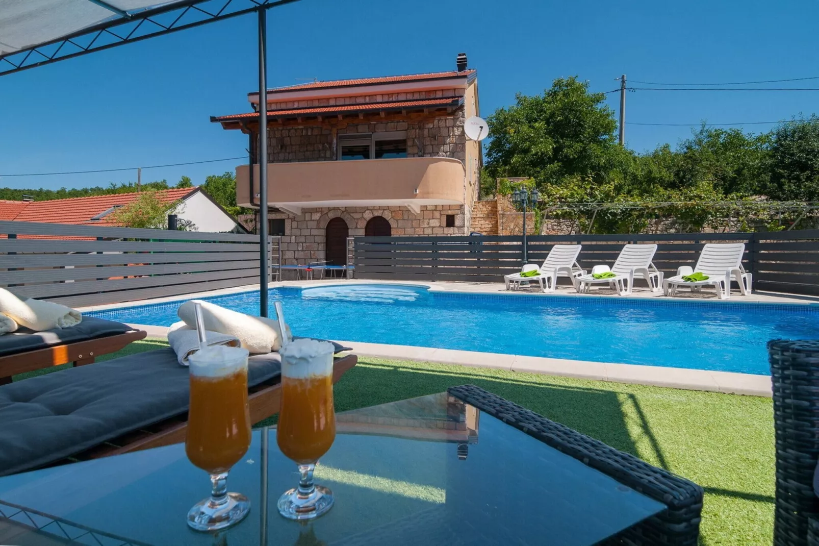 Five-Bedroom Home-Zwembad