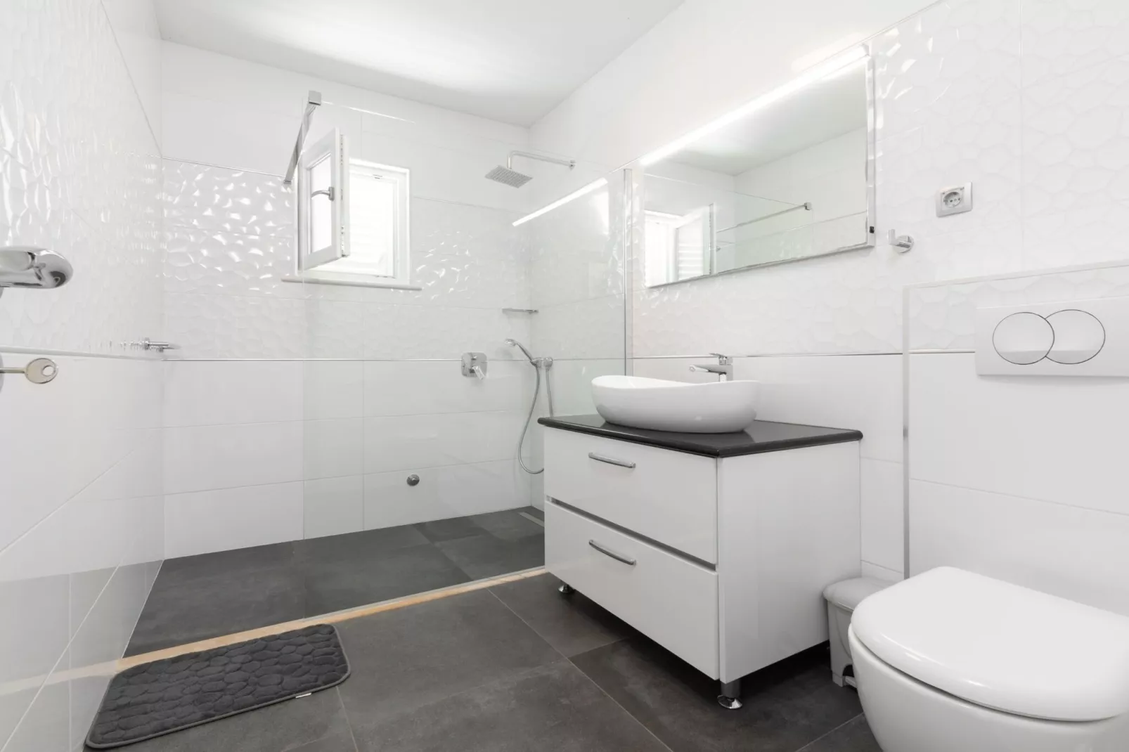 Modern Villa with Pool-Badkamer