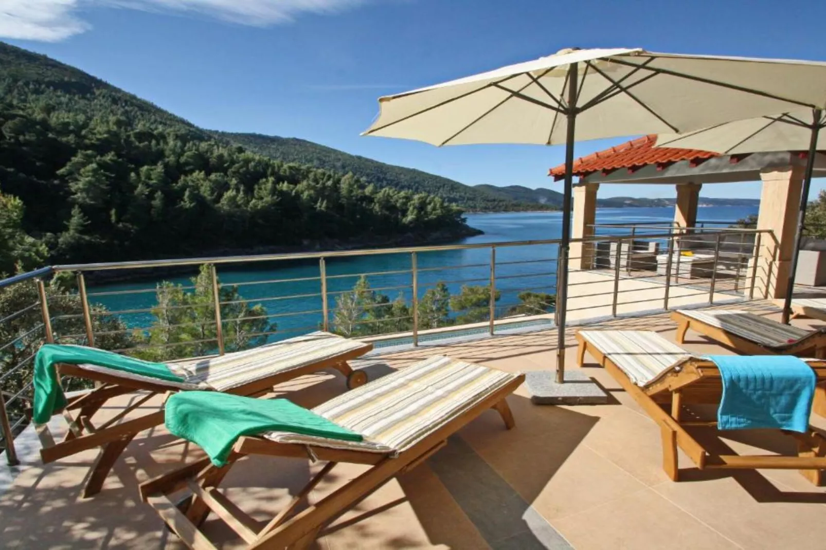 Beachfront Luxury Villa with Private Pool and Stunning Sea Views-Buitenlucht