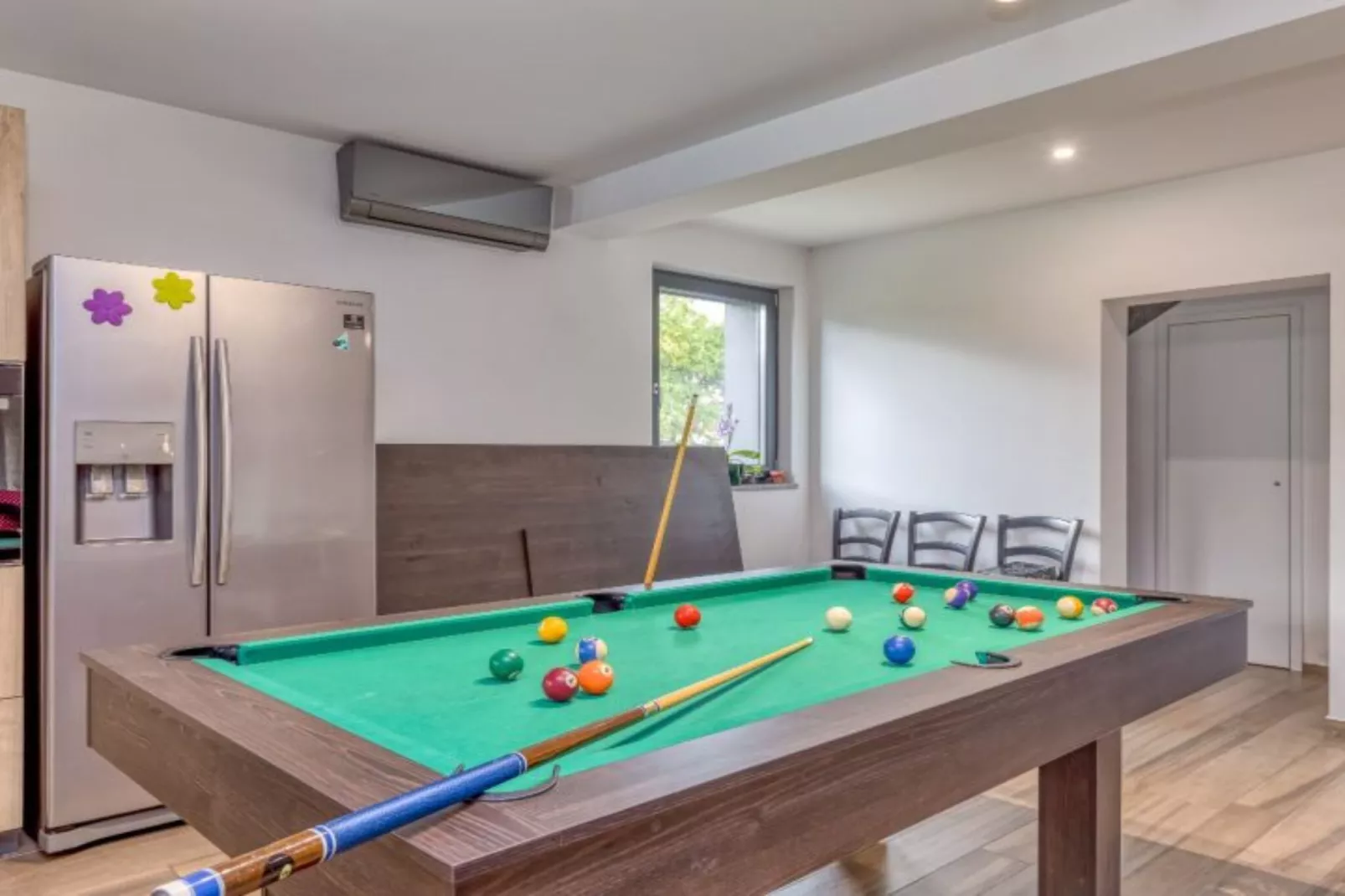 Four Bedroom Holiday House Mali Raj with Pool-Binnen