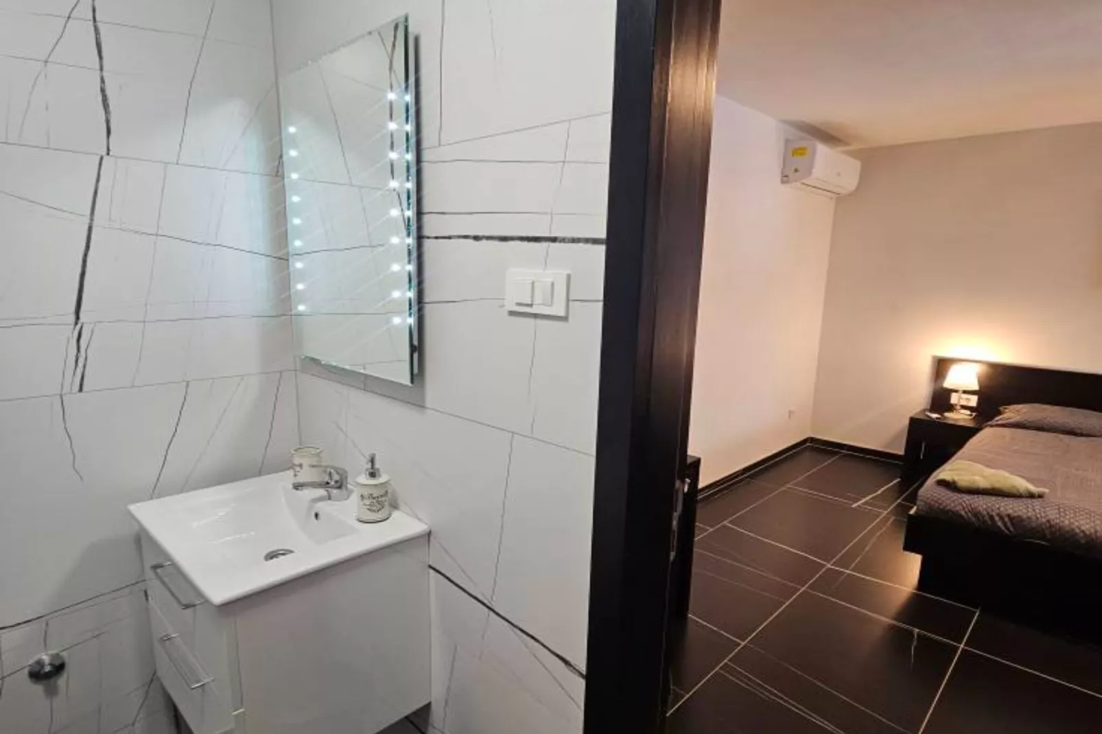 Lisko Vacation House -  Five Bedroom Holiday Home with Private Pool-Badkamer