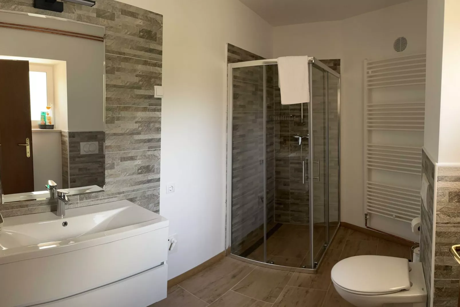 Mountain View Haven Apartments - Two Bedroom Apartment with Balcony-Badkamer