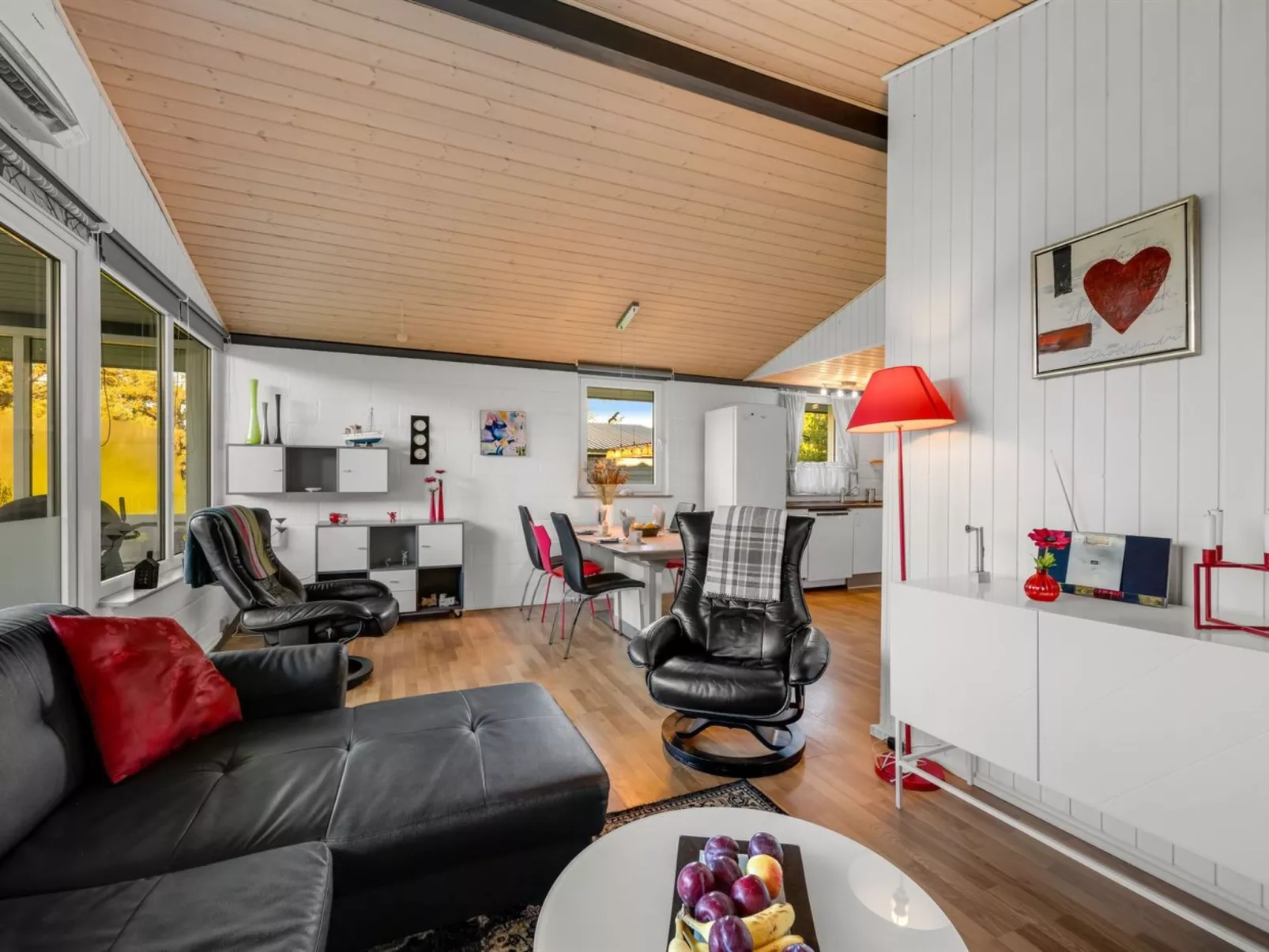 "Sjarlotte" - 400m to the fjord-Binnen