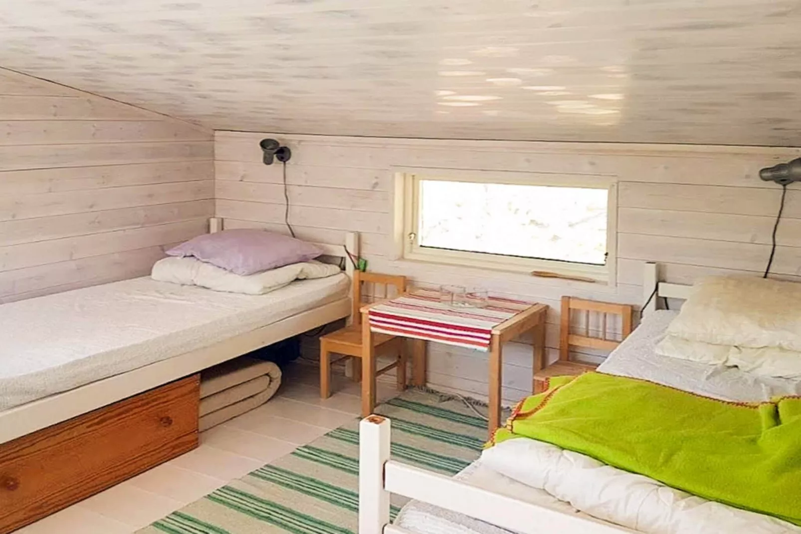 Rustig eilandhuis vlakbij de zee-Binnen