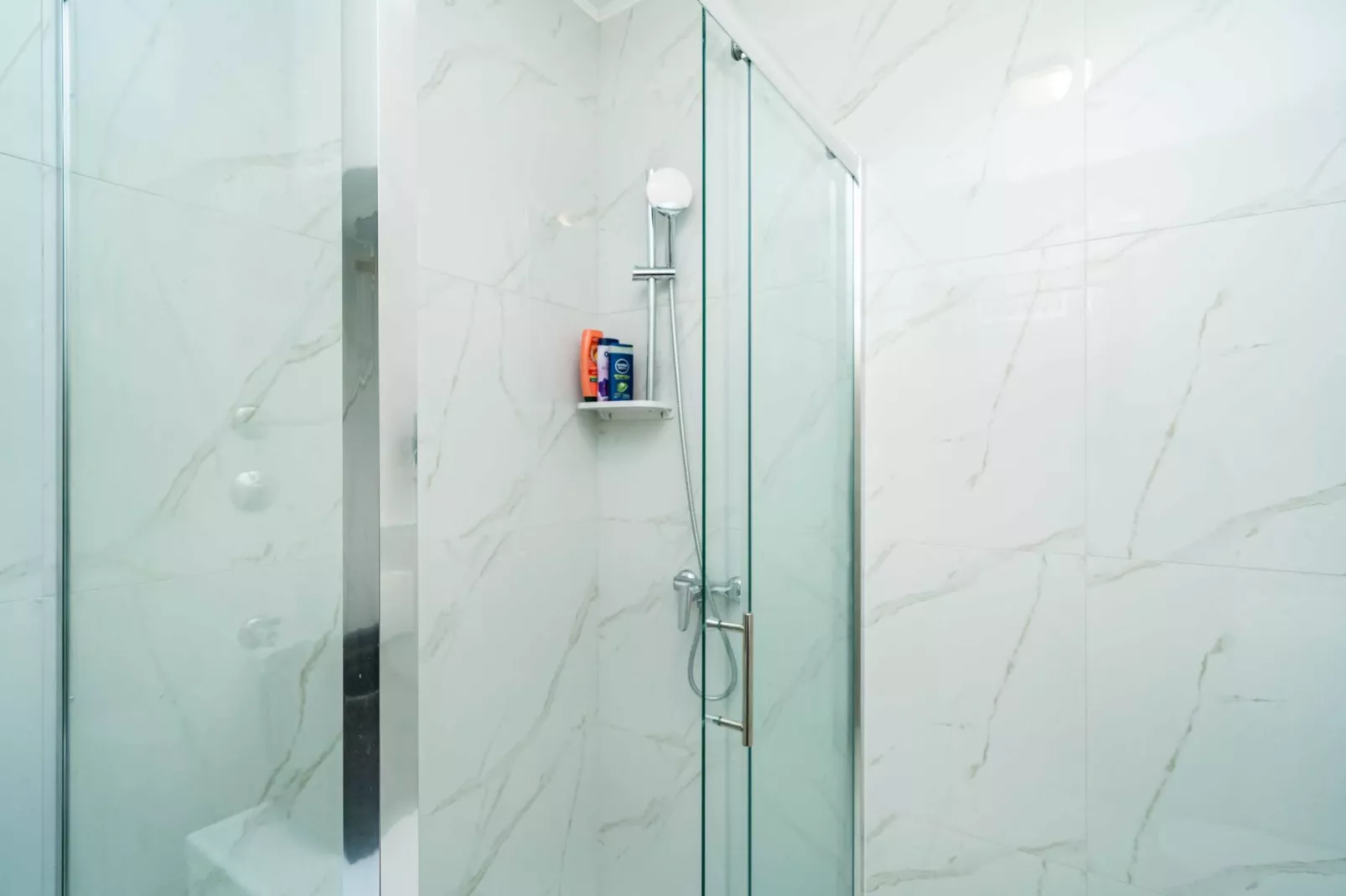 Apartment Zoric - Two Bedroom Apartment with Balcony-Badkamer