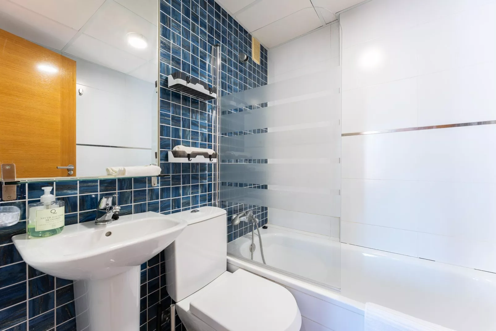 CT 378 - Faro's Malaga Citycenter - Cityapartment for 4 with parking-Badkamer