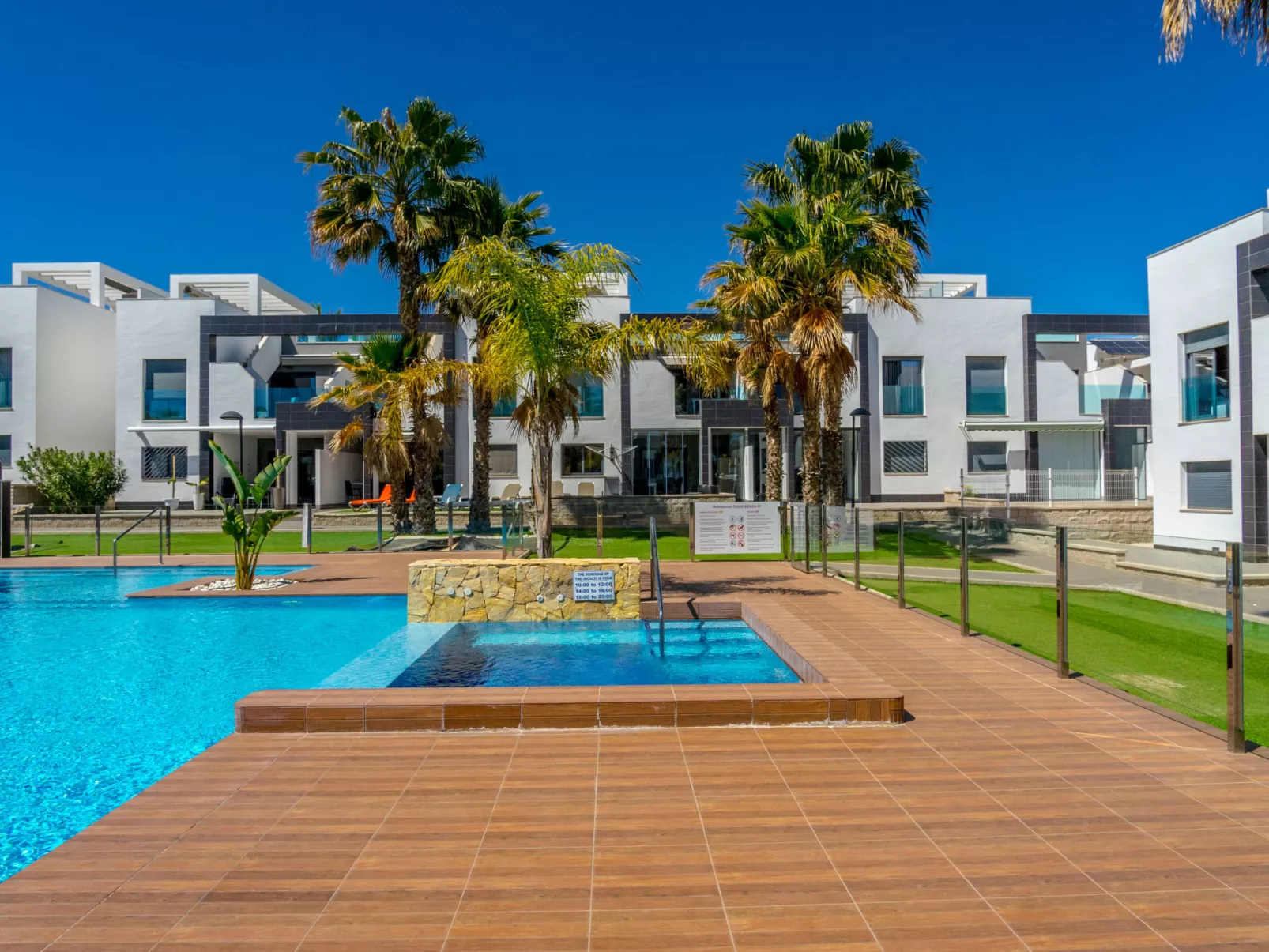 Oasis Beach 1-Buiten