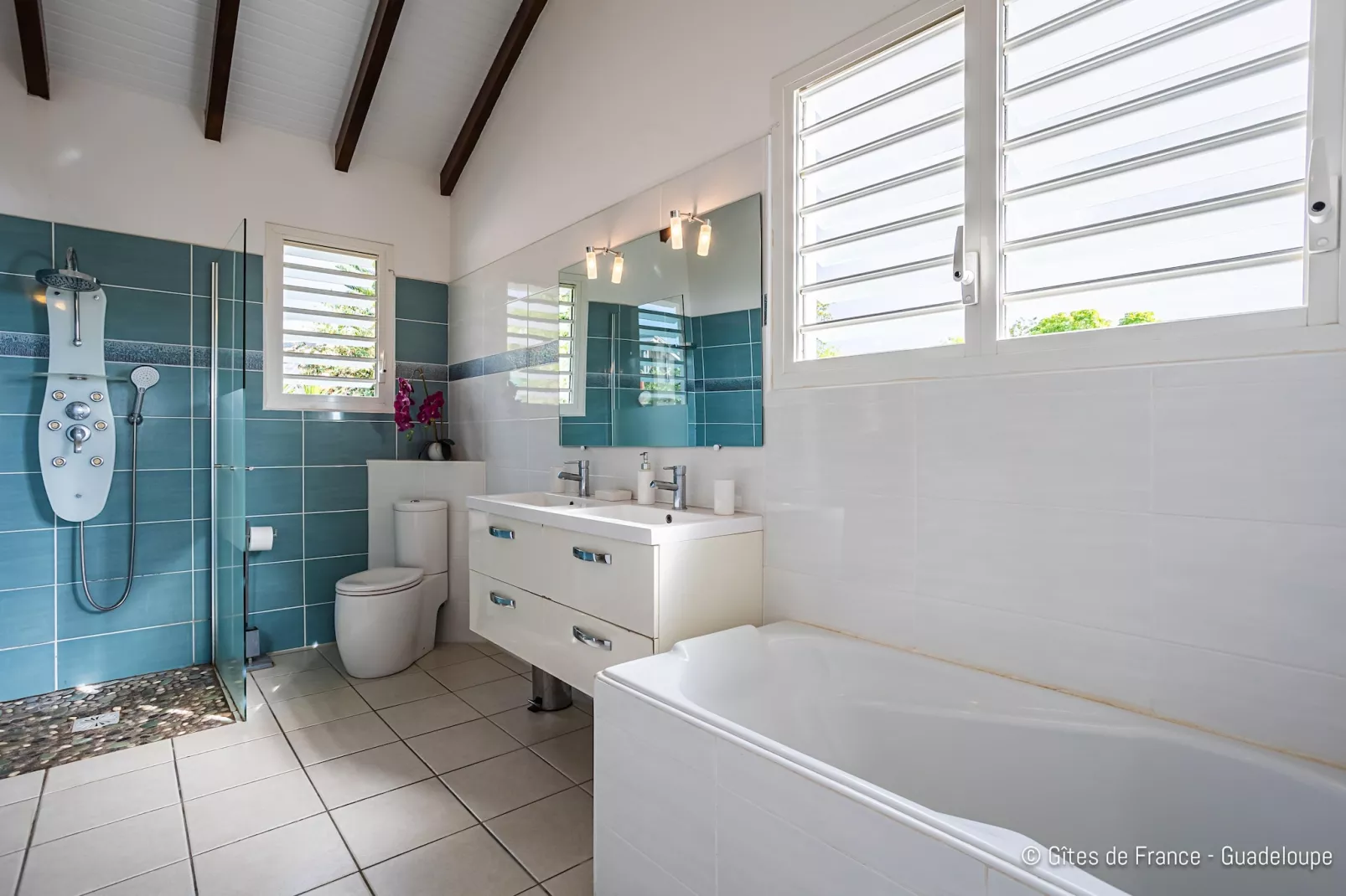 Paradise Bay Villa standing avec vue sur mer Non Remboursable-Badkamer