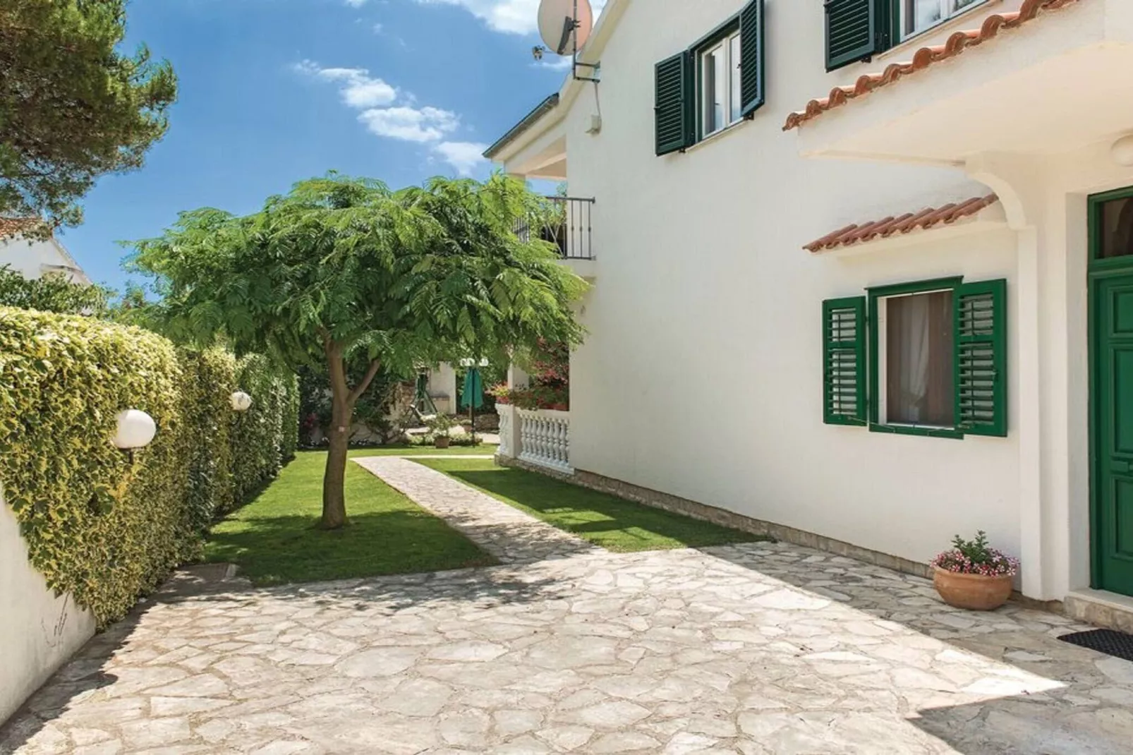 Beach apartment Jadrija-Tuinen zomer