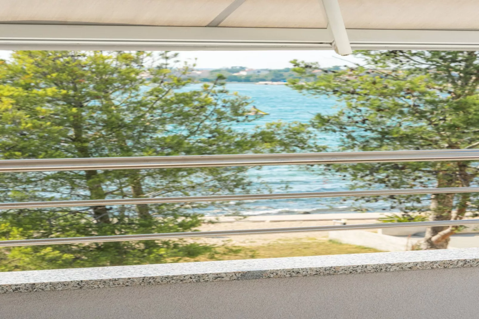 Sea view apartment Privlaka-Uitzicht zomer