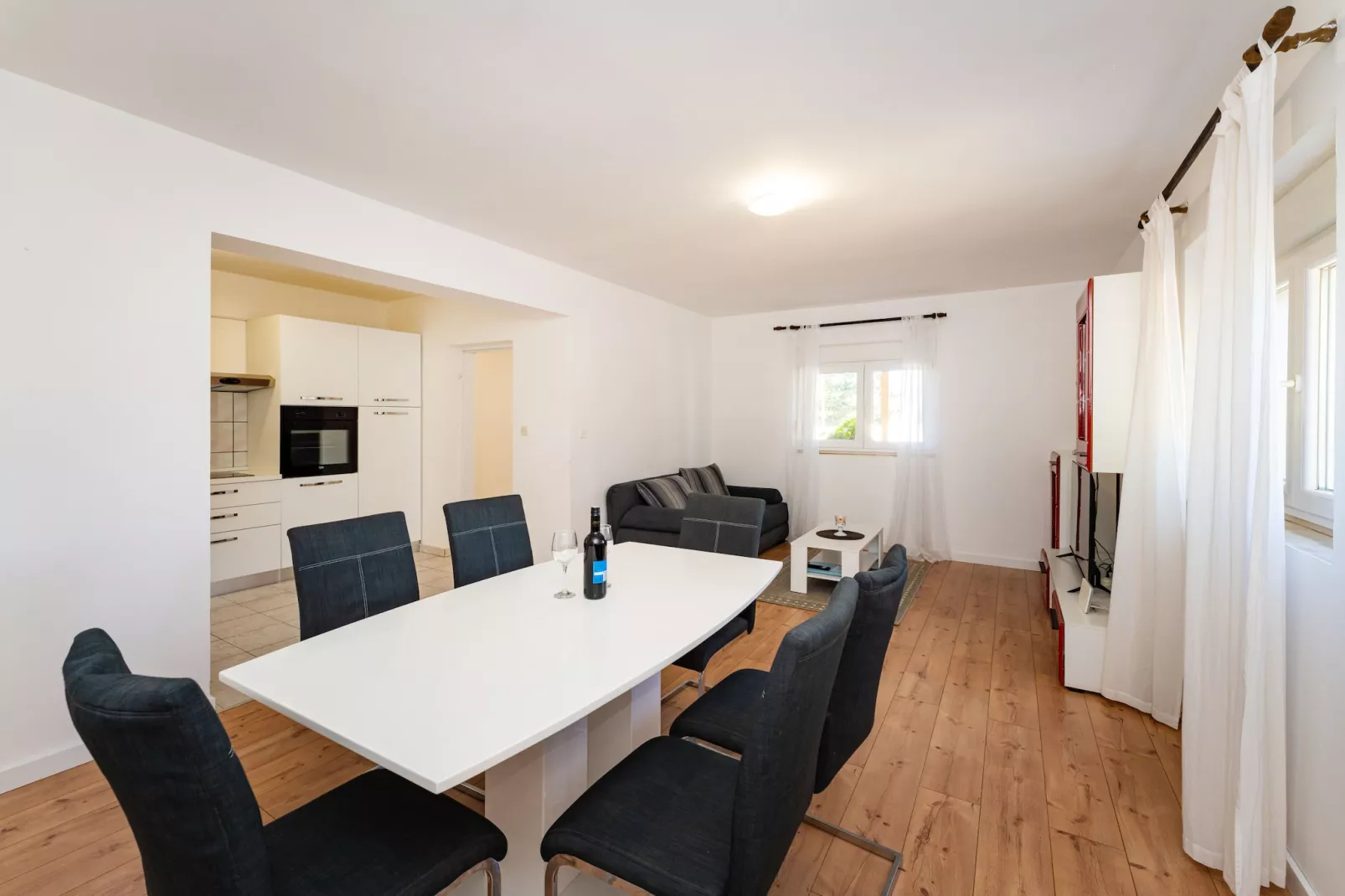 Holiday home Emily-Eetkamer