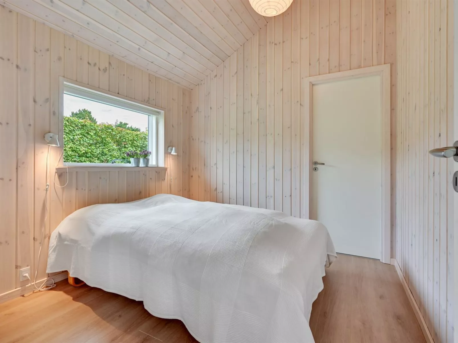 "Regni" - 300m to the fjord-Binnen