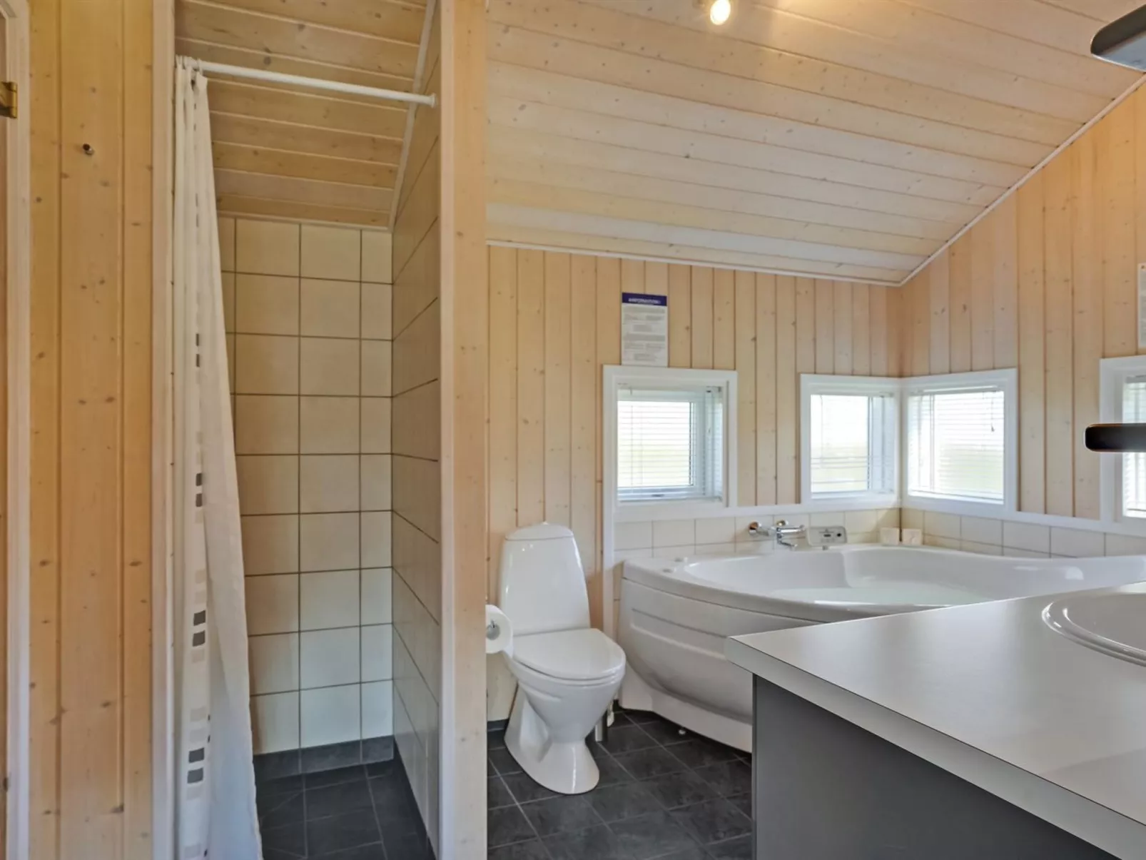 "Brynjolf" - 350m to the fjord-Binnen