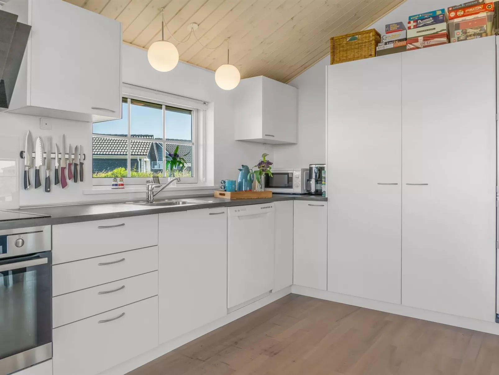 "Anya" - 650m from the sea-Binnen