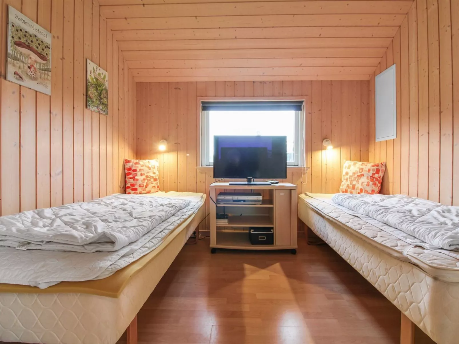 "Synnöve" - 550m from the sea-Binnen