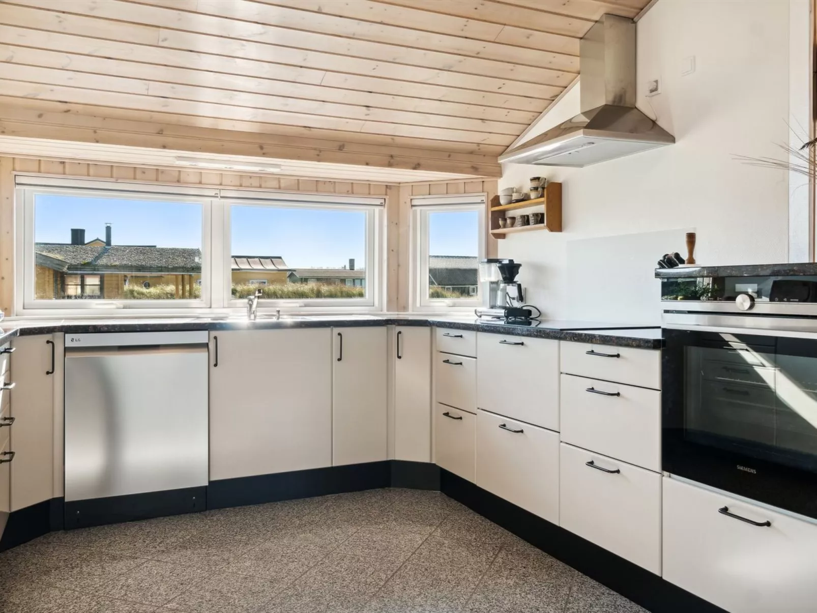 "Marissa" - 200m from the sea-Binnen