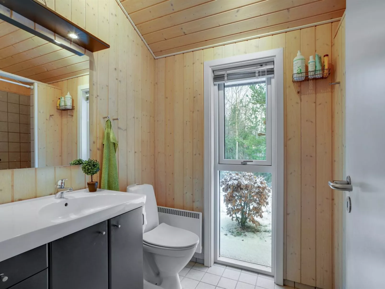 "Aswarth" - 50m to the fjord-Binnen