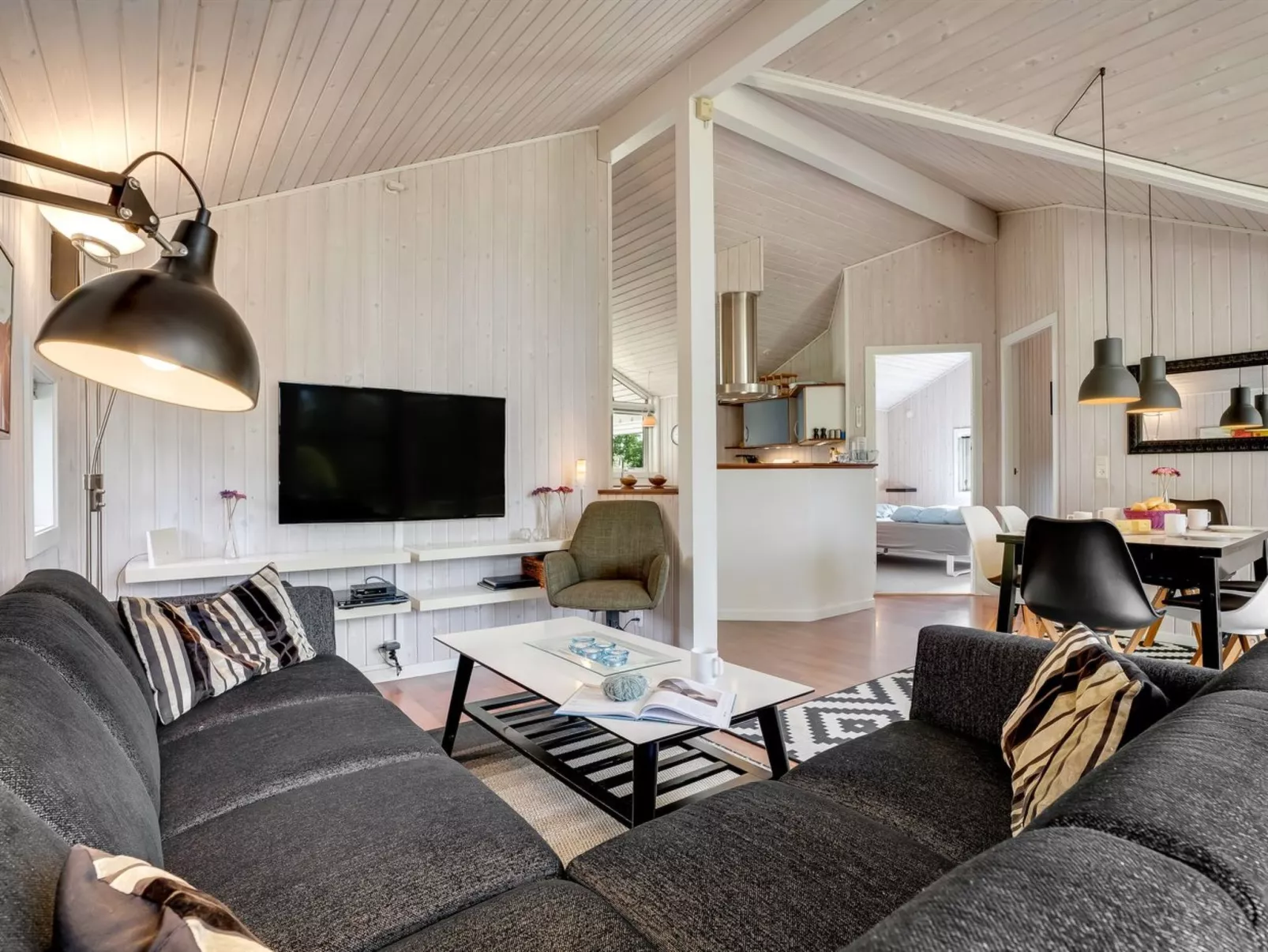 "Truls" - 800m from the sea-Binnen