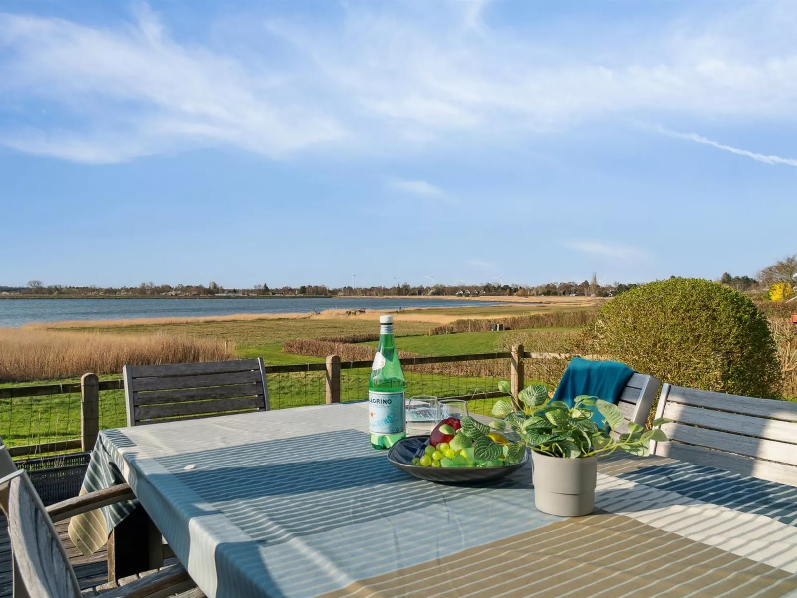 "Velika" - 25m to the fjord-Buiten