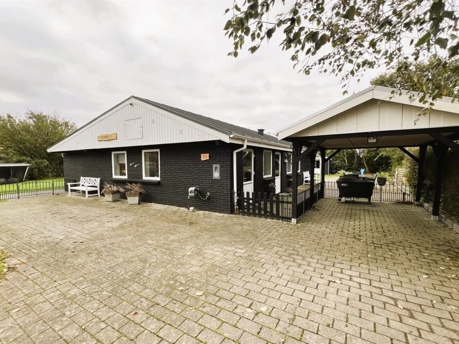 "Kjartan" - 32m to the fjord-Buiten