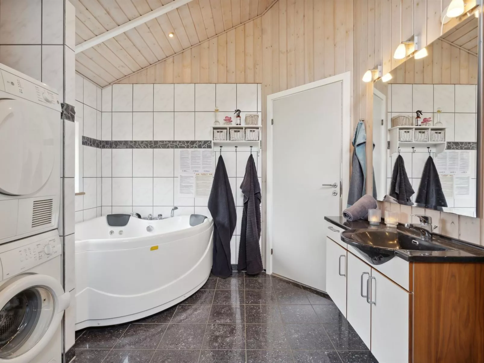 "Elif" - 30km from the sea-Binnen