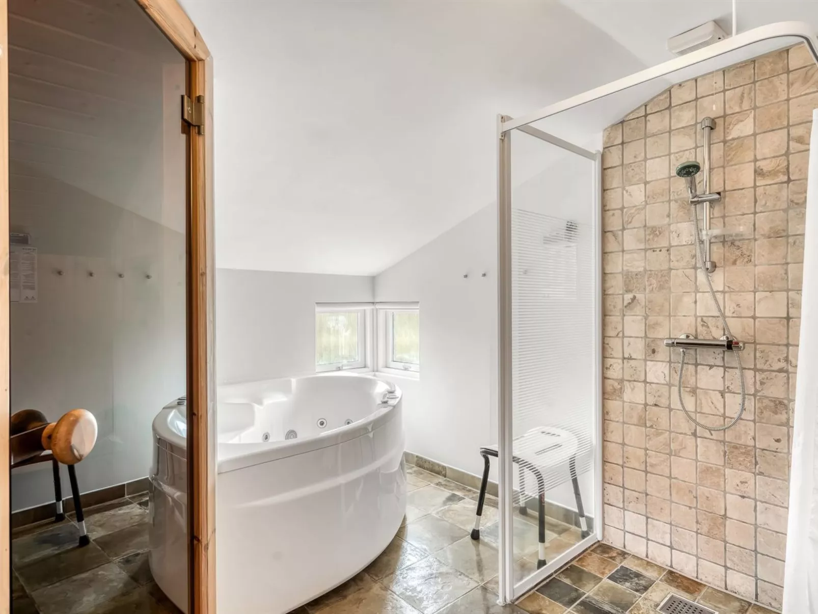 "Hughe" - 200m from the sea-Binnen