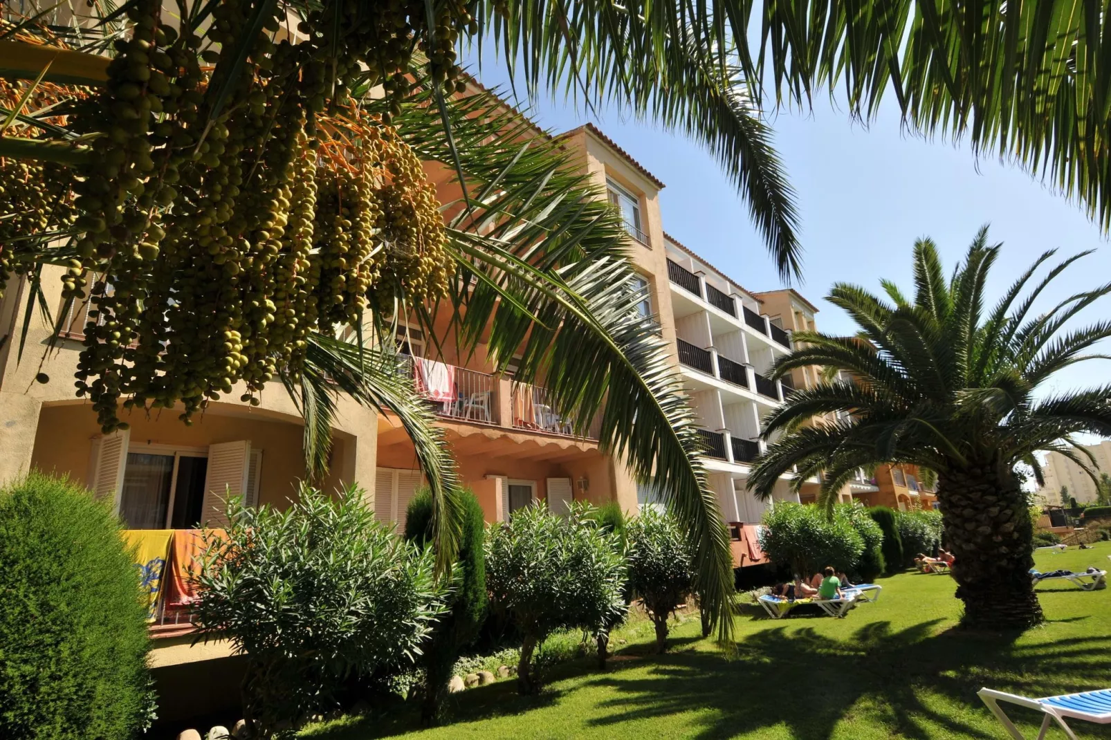 APARTAMENTOS COMTE D'EMPURIES B24-Tuinen zomer