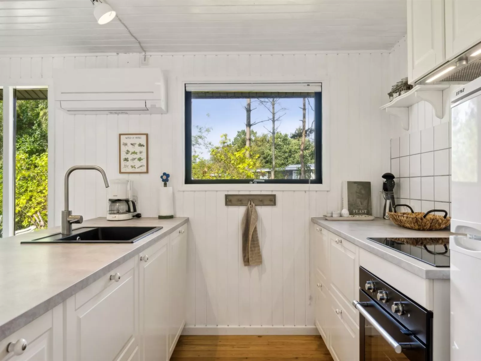 "Lavrans" - 1km from the sea-Binnen