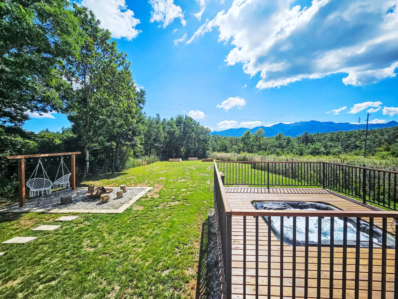 Tomina Koliba Lika-Buiten