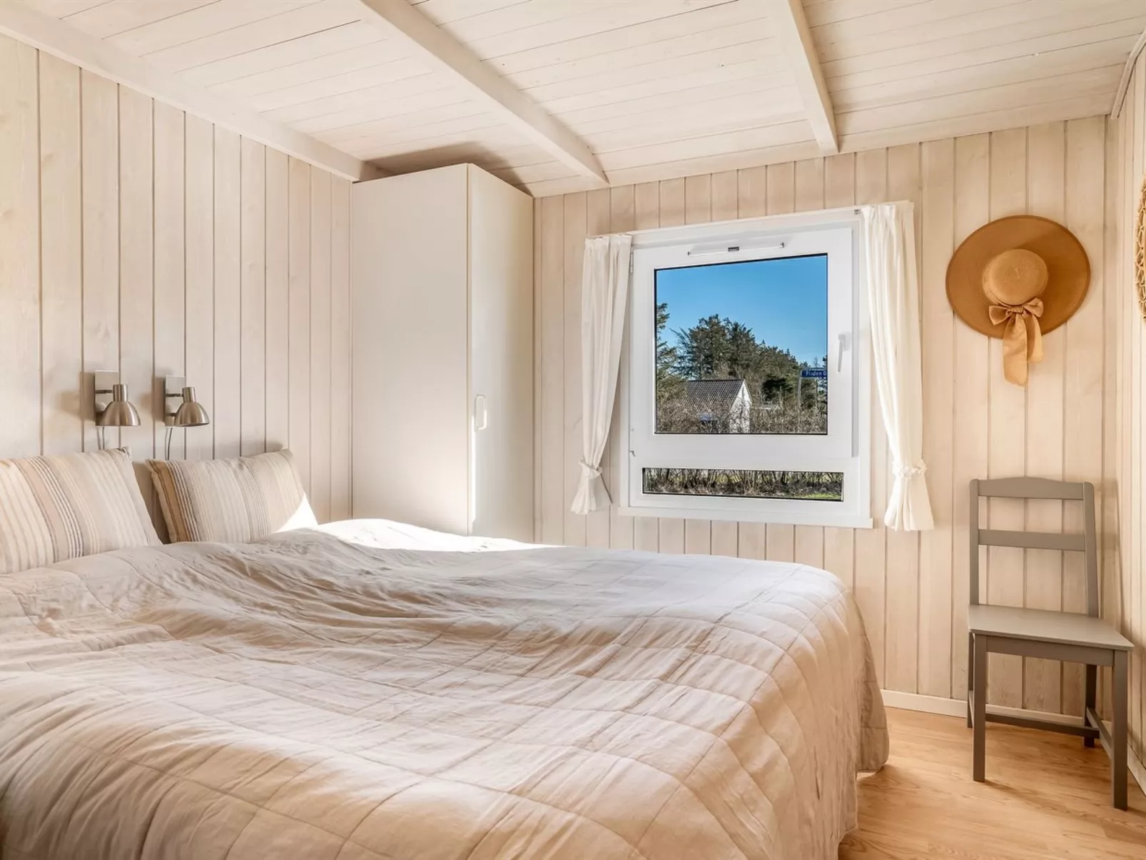 "Henri" - 1.2km from the sea-Binnen