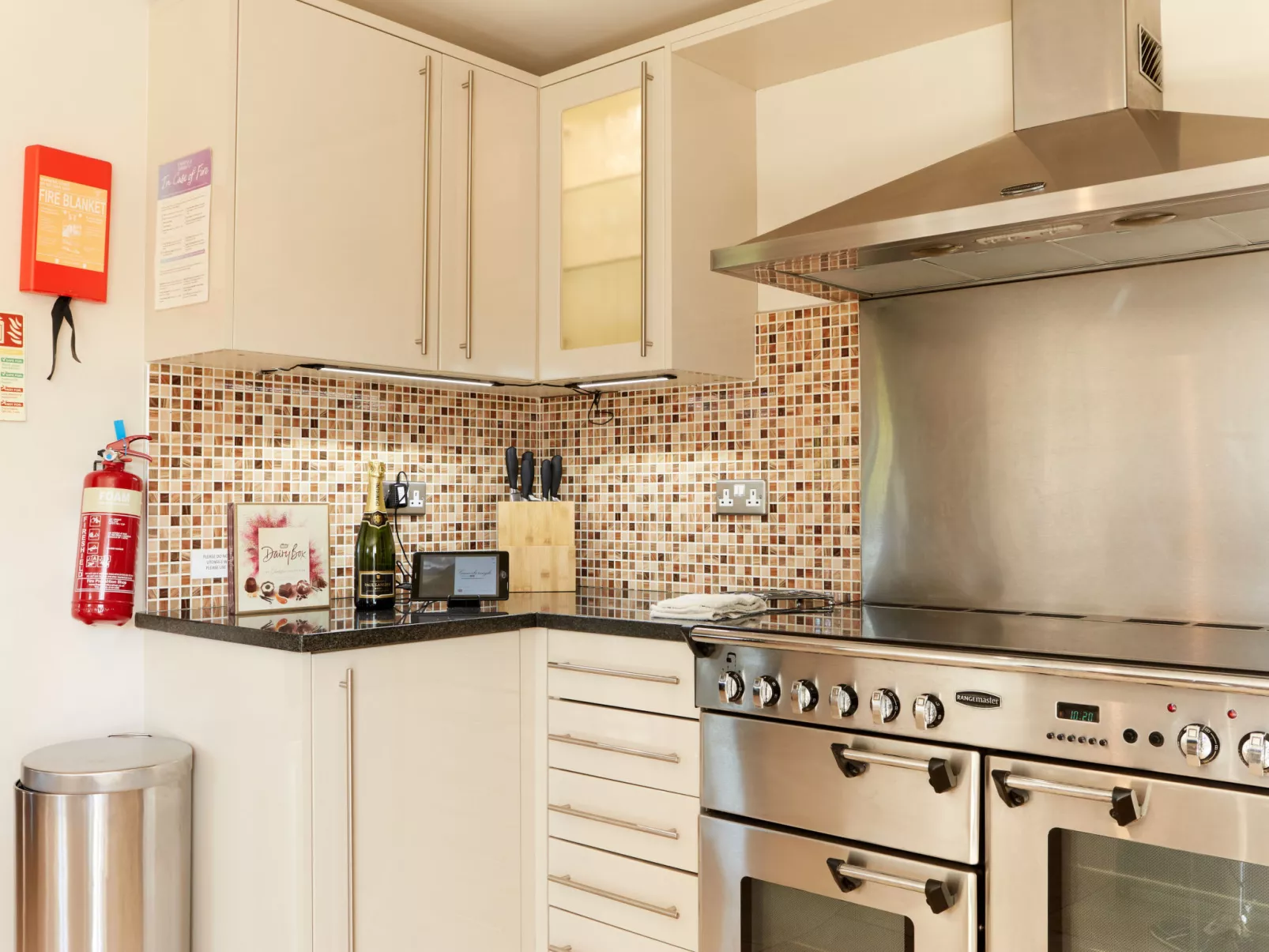 Sunshine Cottage-Binnen