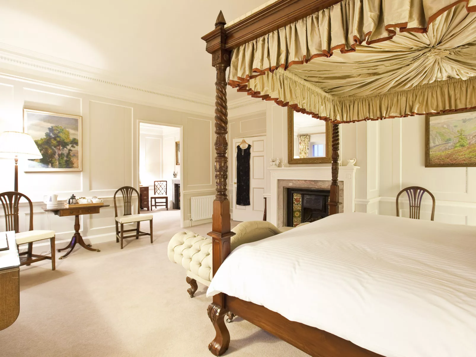 Historic Castle on River Tamar-Binnen