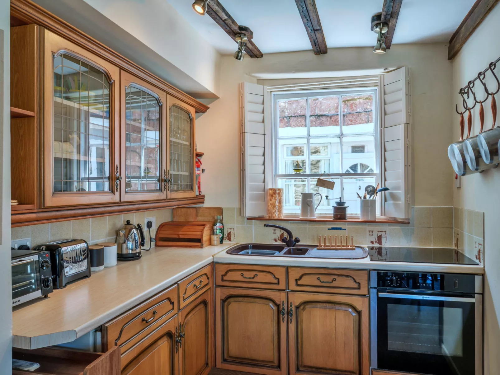 April Cottage-Binnen