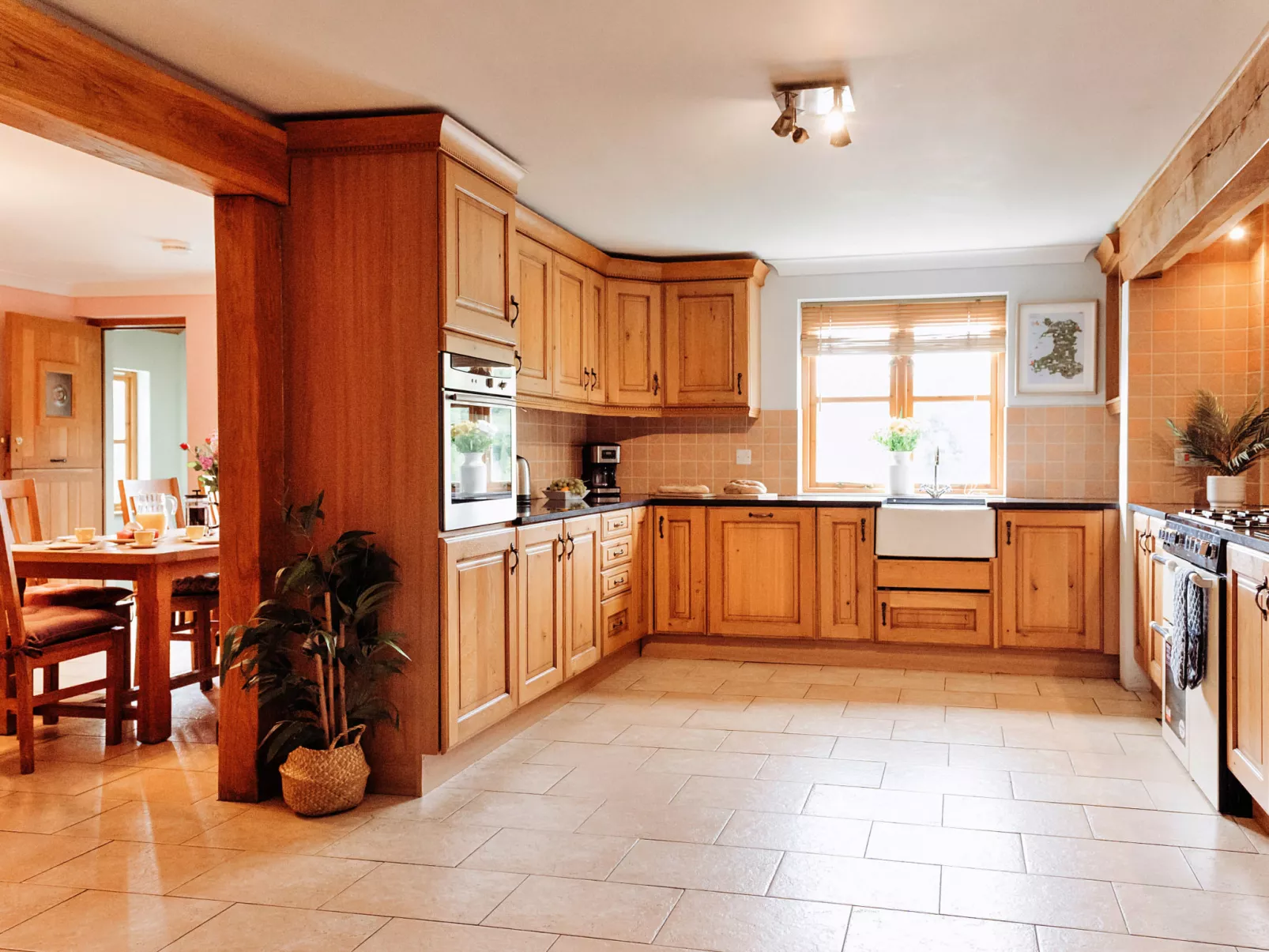 The Welsh Farmhouse-Binnen