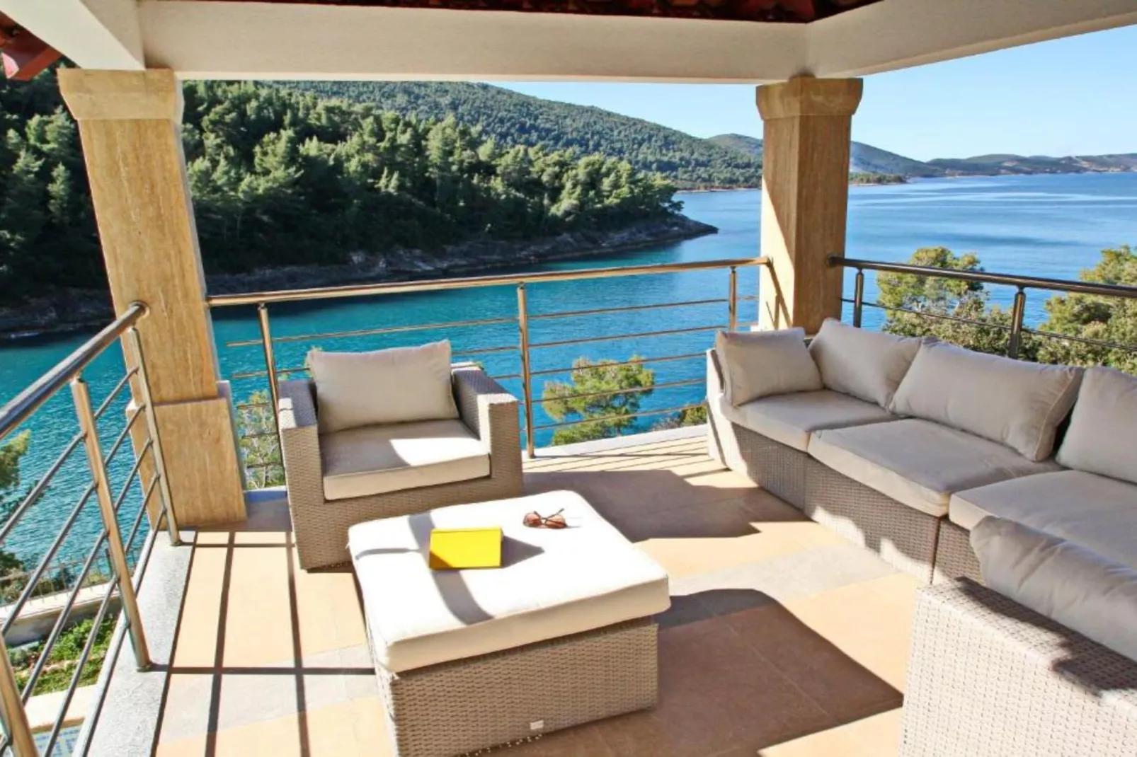 Beachfront Luxury Villa with Private Pool and Stunning Sea Views-Buitenlucht
