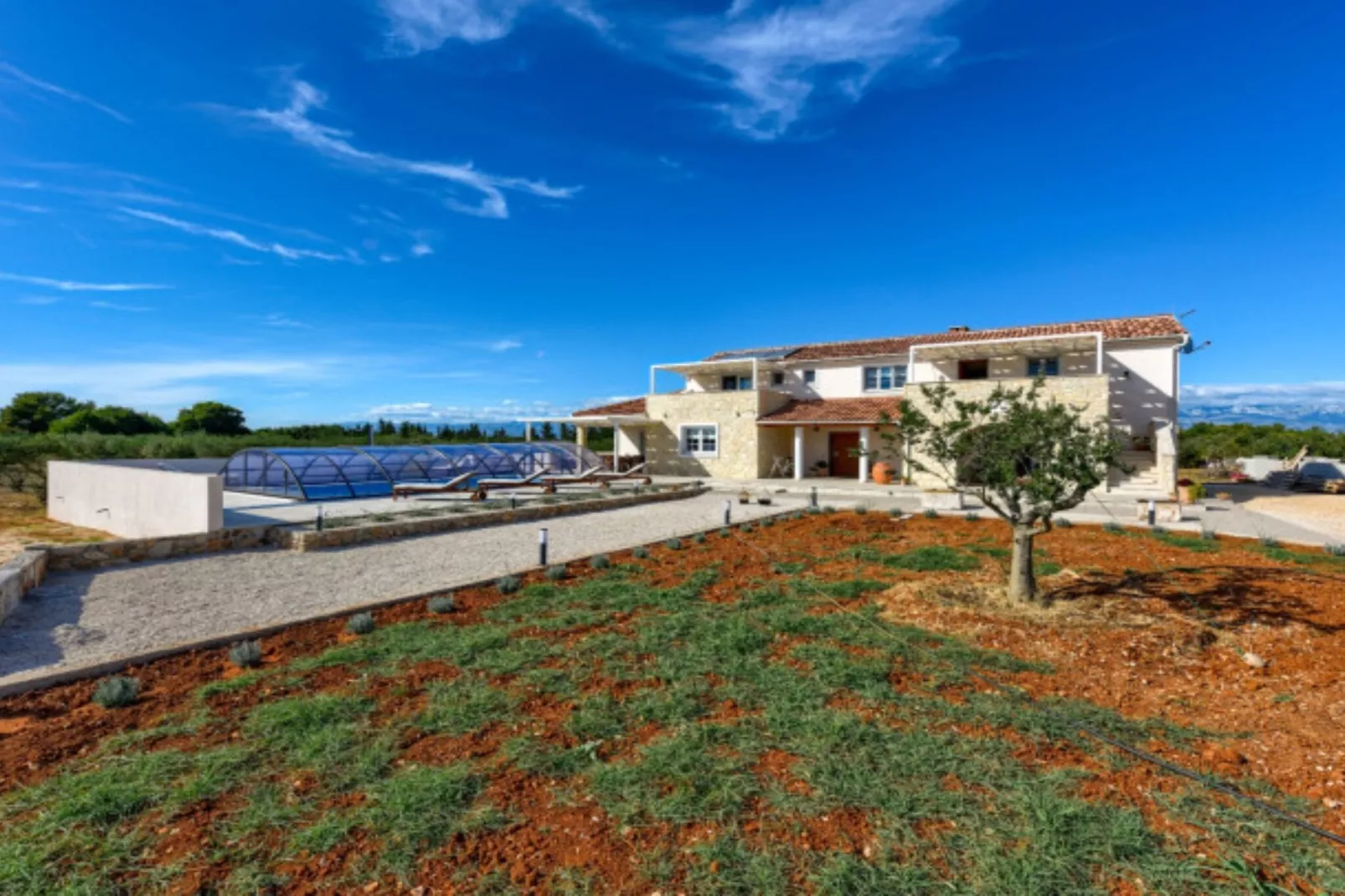 RUSTIC VILLA PEROSA WITH HEATED POOL-Buitenlucht