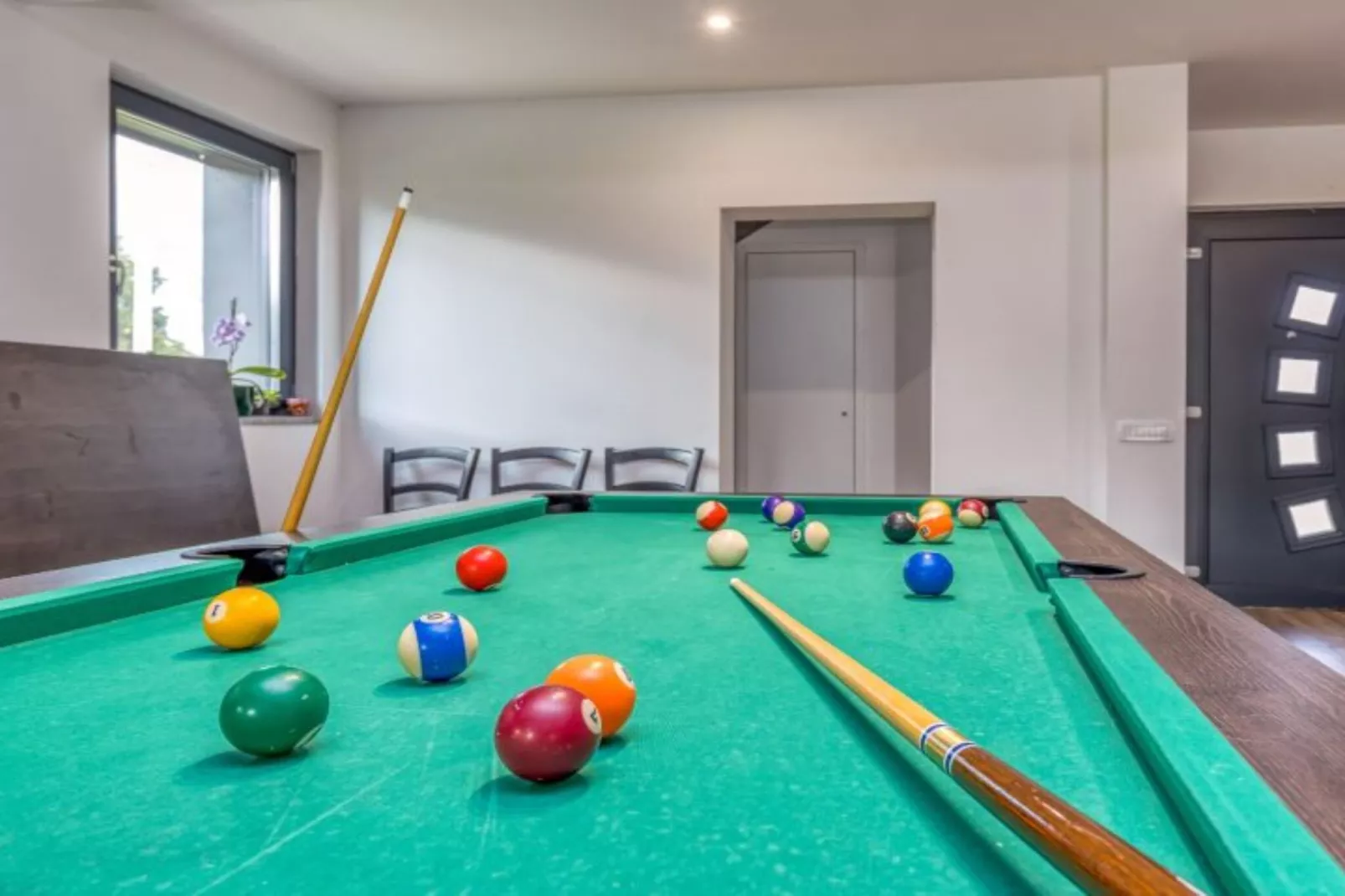 Four Bedroom Holiday House Mali Raj with Pool-Binnen