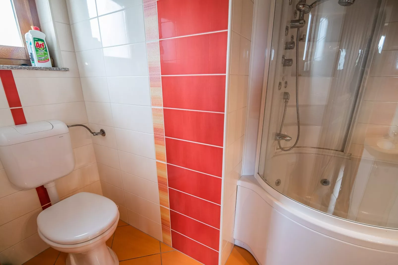 Vivid Hillside Country House with Hot-Tub and Sauna - Two Bedroom Country House-Badkamer