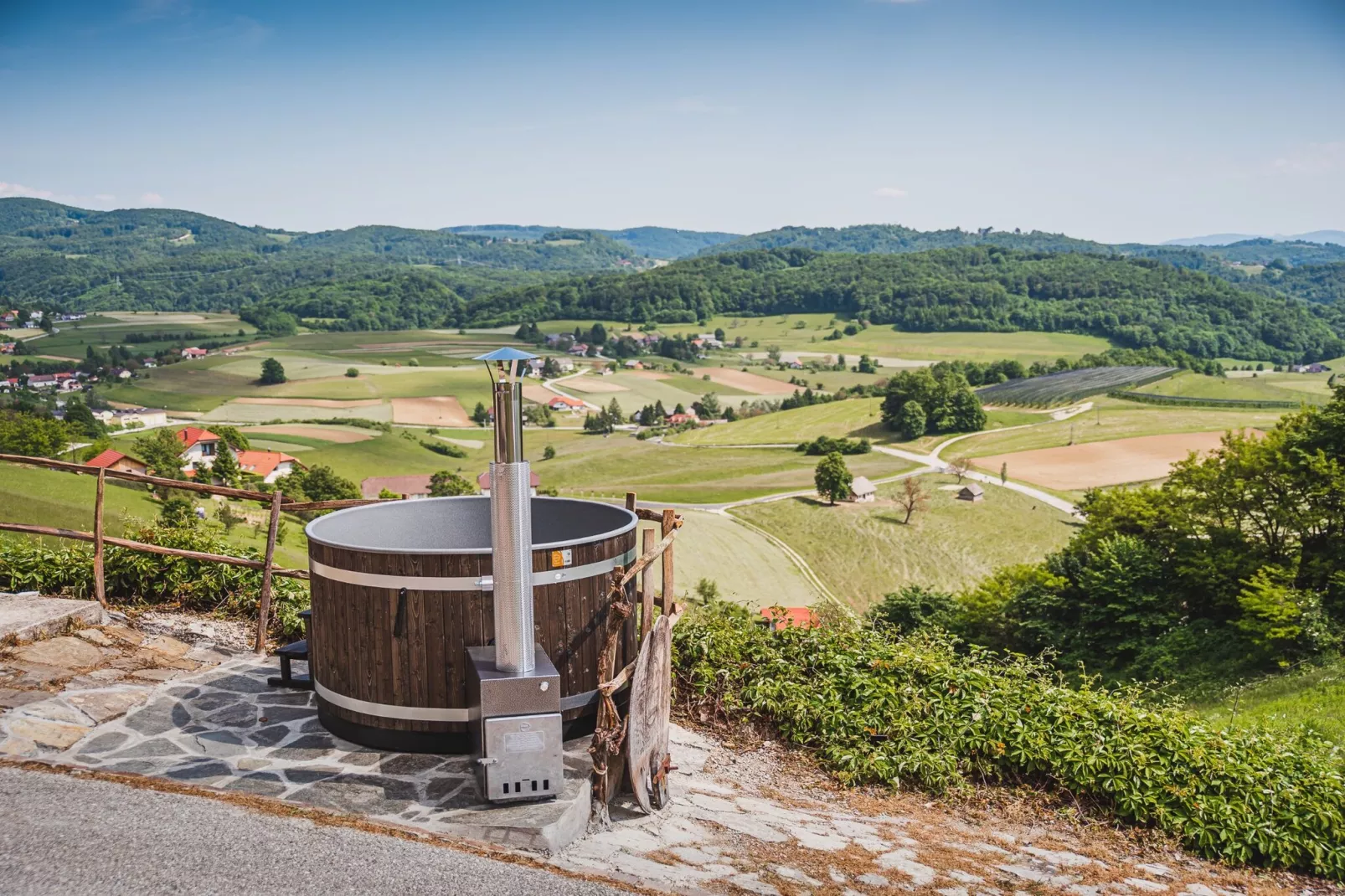 Cozy Countryside Retreat Villa with Hot-Tub - Two Bedroom Villa with Hot Tub-Buitenlucht