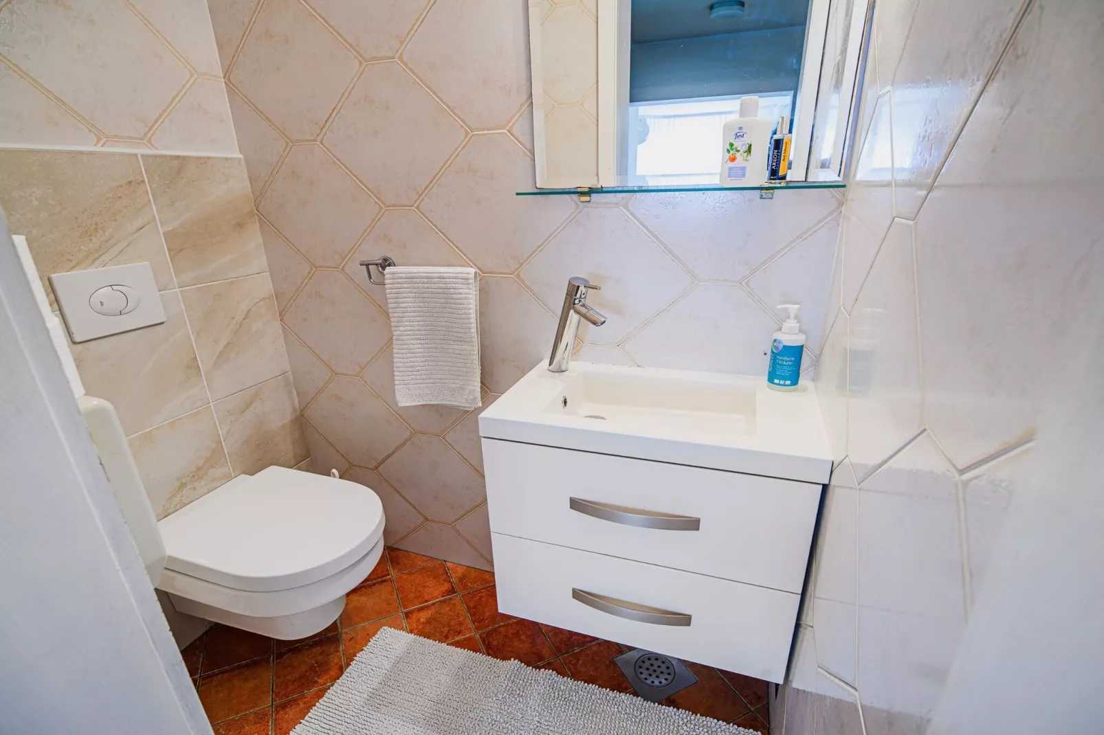 Stunning Rural Holiday Home with Garden and BBQ -  Four Bedroom Holiday Home-Badkamer