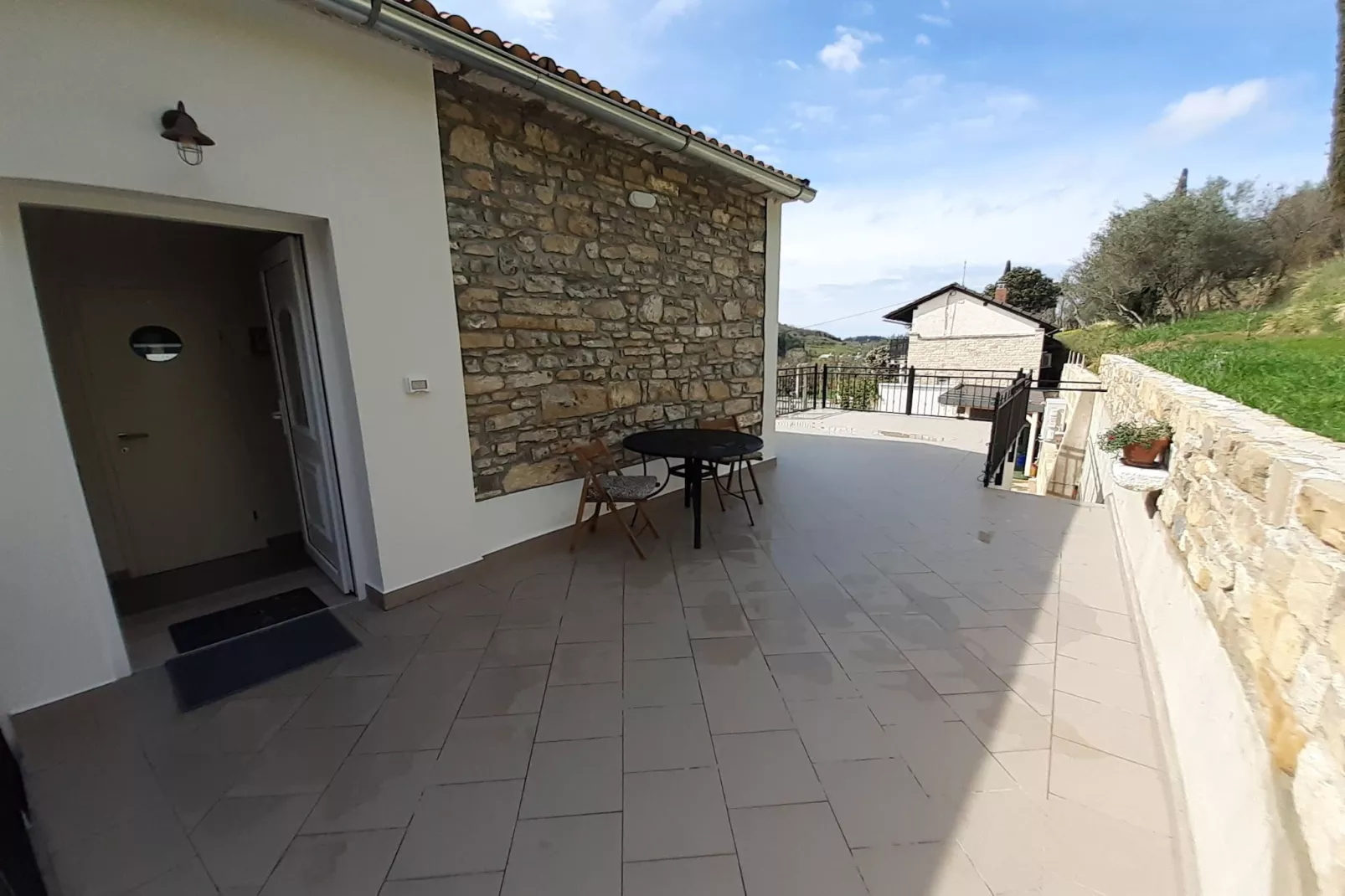 Secluded Authentic Apartment with Terrace - Studio Apartment with Terrace-Buitenlucht